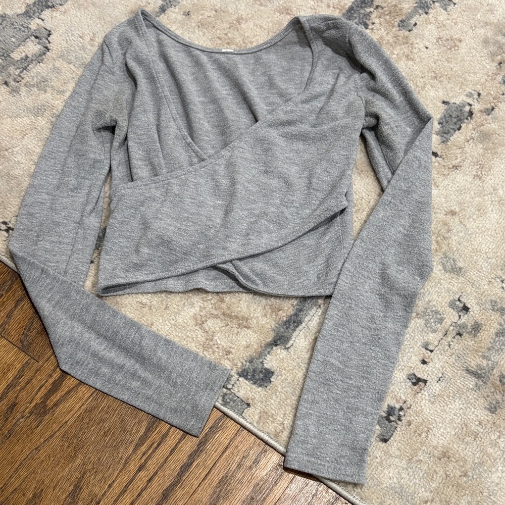 ALO Yoga Gray Long Sleeve Crop Top